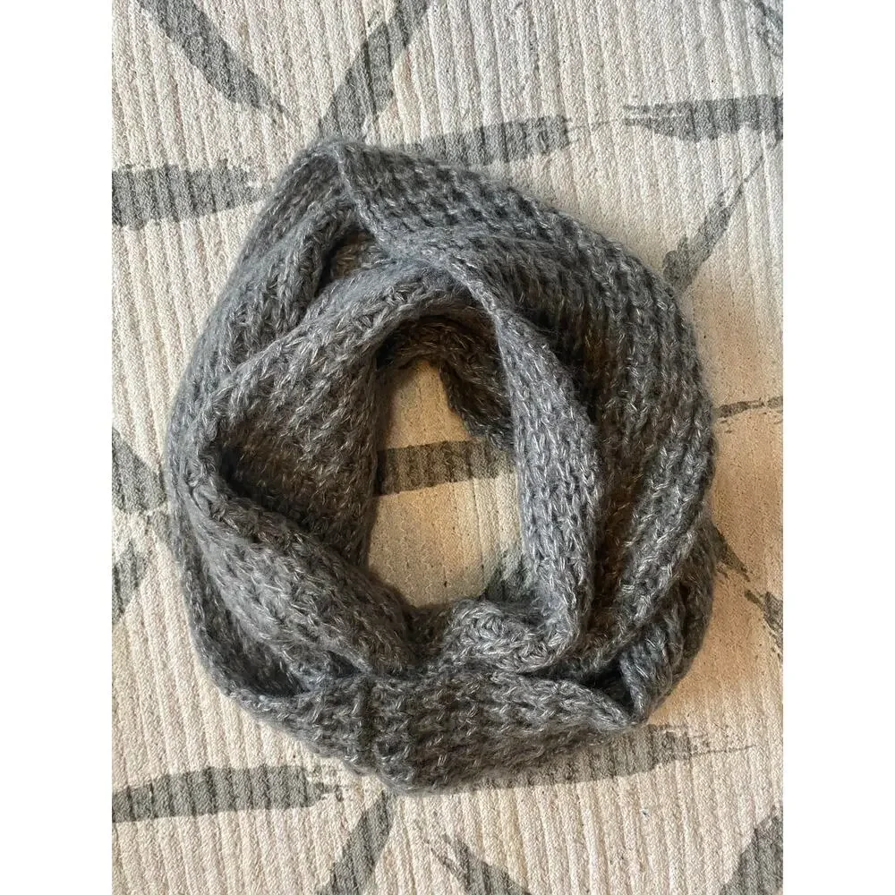 Aeropostale Gray Infinity Knit Scarf 100% Acrylic 9